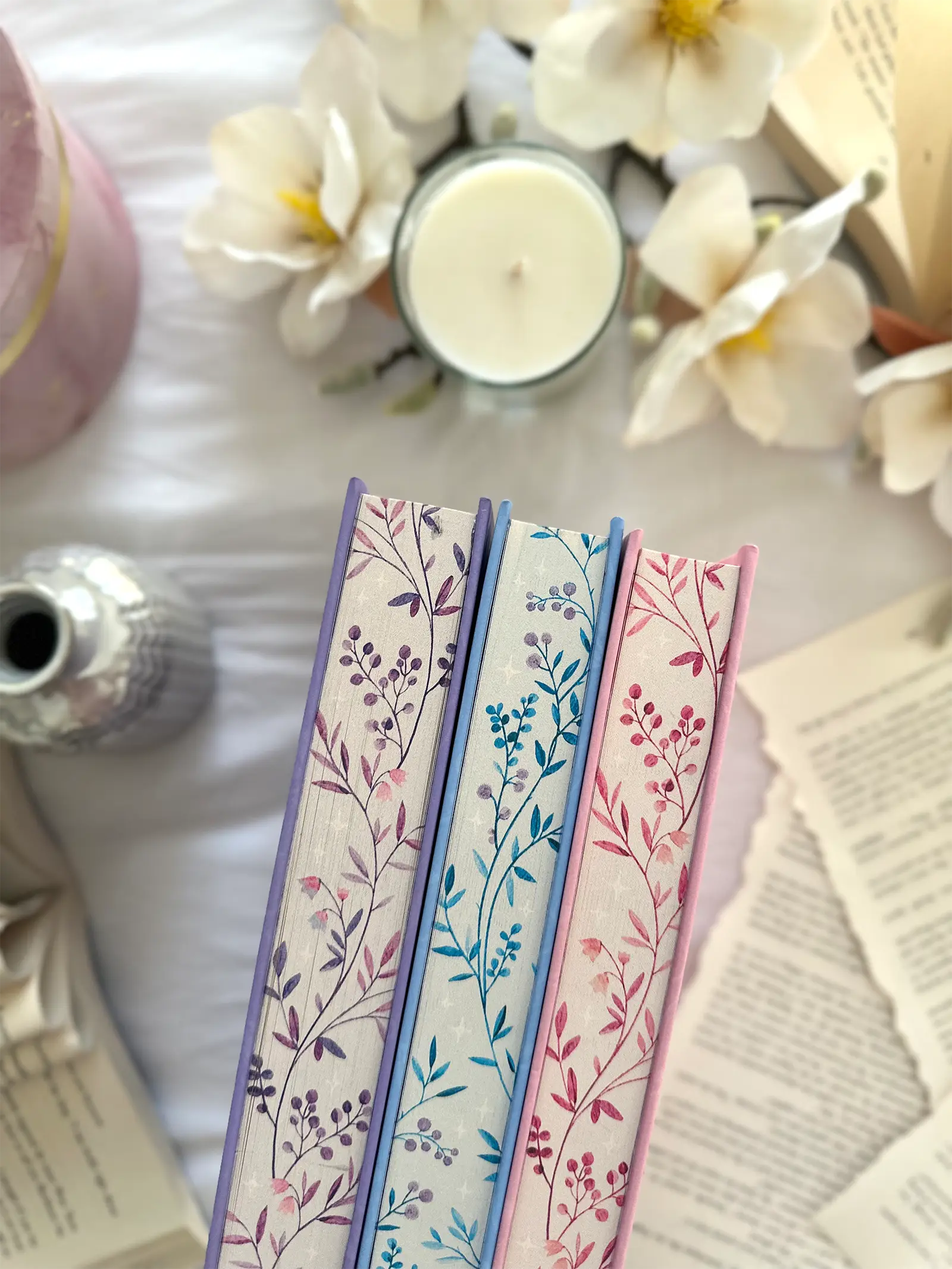 A sprayed edge design of leaves and flowers on the edges of Tempests & Tea Leaves and other Charmed Leaf Legacy hardback special editions.